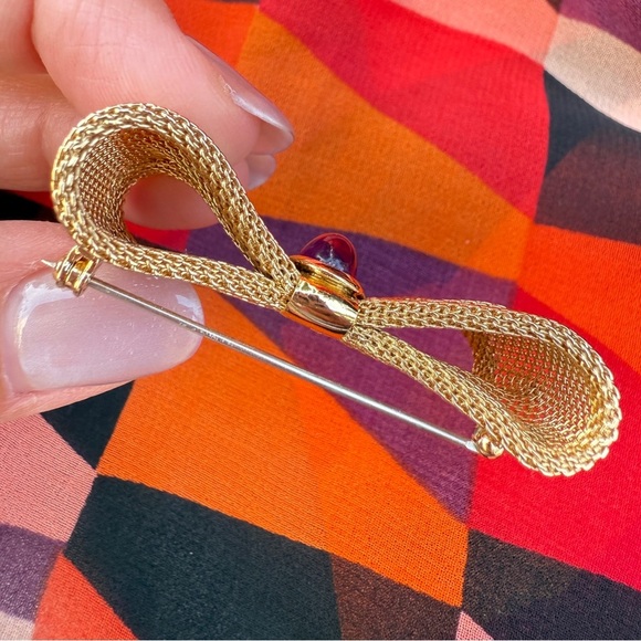 Bow Tie Pin with Purple Lucite Cabochon Jewel in Gold Tone Mesh - Picture 14 of 16